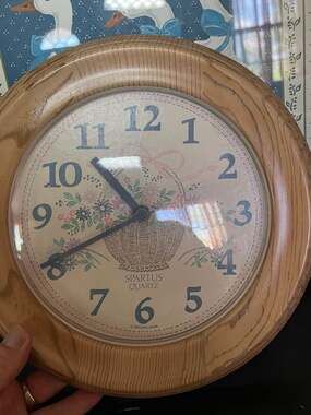 Vintage 1986 Spartus Quartz Hallmark Floral Basket Wall Clock